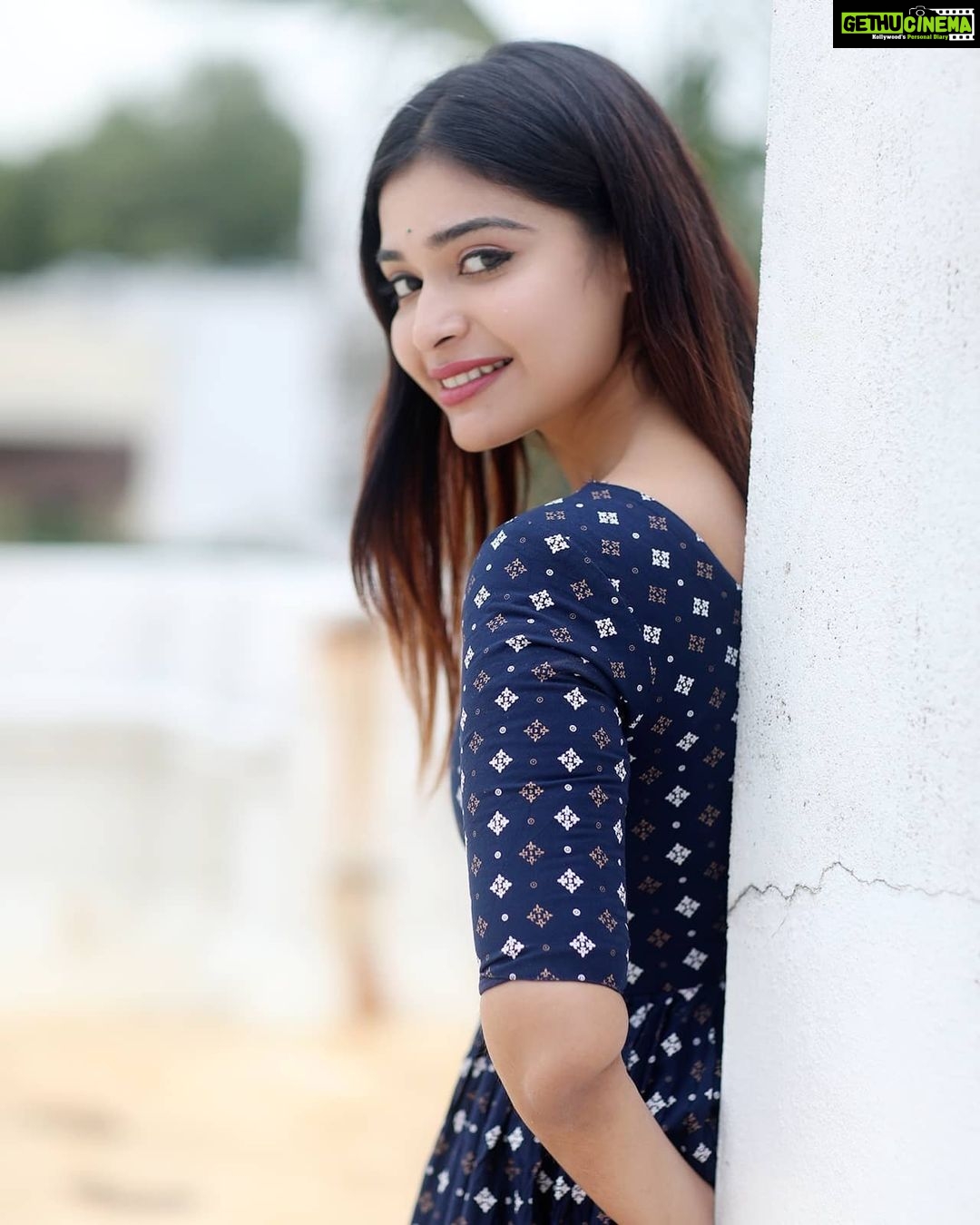 Dharsha Gupta Instagram - 💙கோடி கற்களுக்கு மத்தியில் இருந்தாலும் வைரக்கல் மங்கி விடுவதில்லை💙 Dress- @rathidesign