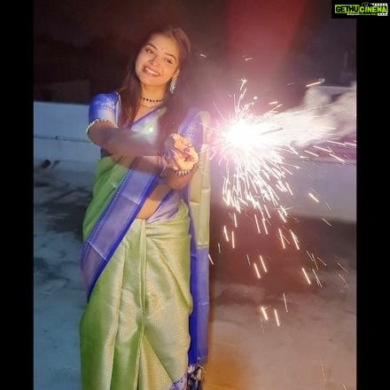 Dharsha Gupta Instagram - Diwali vera varudhu. Diwali na vey pattasu tha 💥Sivakasi crackers at your doorstep. 💥All over TN shipping available 💥Watsapp- 8489946038 💥Follow & dm - @fireworksshopping.in 💥Website- fireworksshopping.in/ 💥Address- katha nadar street near nadar lodge sivakasi, Sivakasi💥 Crackers- @fireworksshopping.in