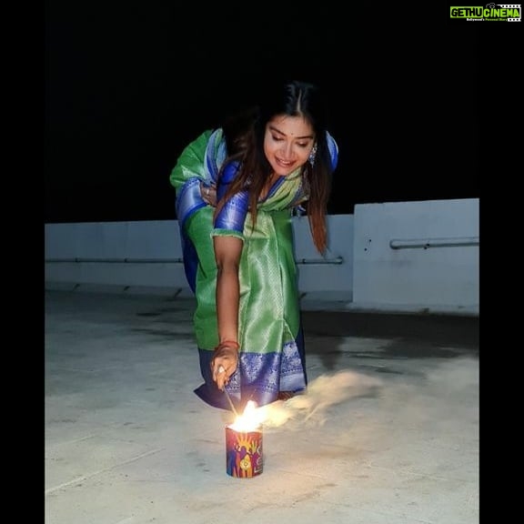 Dharsha Gupta Instagram - Diwali vera varudhu. Diwali na vey pattasu tha 💥Sivakasi crackers at your doorstep. 💥All over TN shipping available 💥Watsapp- 8489946038 💥Follow & dm - @fireworksshopping.in 💥Website- fireworksshopping.in/ 💥Address- katha nadar street near nadar lodge sivakasi, Sivakasi💥 Crackers- @fireworksshopping.in
