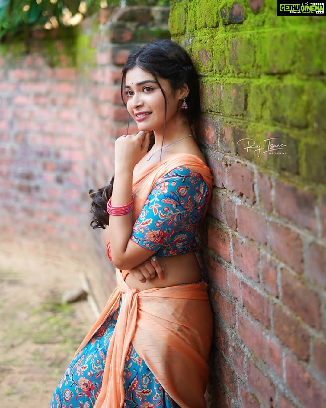 Dharsha Gupta Instagram - 💙🧡எண்ணங்கள் அழகானால் வாழ்க்கையும் அழகாகும்🧡💙 #nomakeup Costume- @be_fabulla_ Hairstylist- @abirami.bl Pic- @freezingweds_by_rajisaac