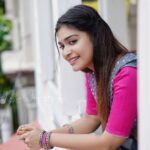 Dharsha Gupta Instagram – 💗💙ஓடும்போது விழுந்து விடுவோம் என்று நினைப்பவனை விட விழுந்தாலும் எழுந்து எழுந்து ஓடுவோம் என்று நினைப்பவனே வெற்றி பெறுவான்💙💗
Saree- @afsha_shopper 
Pic- @kavinjeyaraj