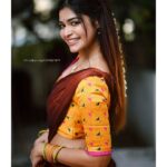 Dharsha Gupta Instagram – 💛🤎வார்த்தைகள் ஏதும் இன்றி அன்பை வெளிப்படுத்தும்  ஒரு அழகிய மொழி புன்னகை💛🤎
#noedit  #nomakeup
Hairstylist- @abirami.bl
Costume- @be_fabulla_
Pic- @arvindkannanphotography
