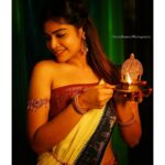 Dharsha Gupta Instagram – 🪔இருளான வாழ்க்கை என்று கவலை கொள்ளாதே கனவுகள் முளைப்பது இருளில் தான்🪔
Jewelry- @adams_fashionjewellery
Hairstyle- @abirami.bl
Costume- @dithyasfarago
Pic- @arvindkannanphotography
