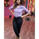 Dharsha Gupta Instagram – 💜🖤நம் நிலை கண்டு கைகொட்டி சிரித்தவர்களை கை தட்டி பாராட்ட வைப்பதே வெற்றிகரமான வாழ்க்கை🖤💜
@vijaytelevision #cookwithcomali