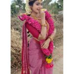 Dharsha Gupta Instagram – 🥰உன் வேதனை பலரை சிரிக்க
வைக்கலாம்.. ஆனால் உன் சிரிப்பு
ஒருவரை கூட வேதனை
படுத்தக்கூடாது🥰
#shootpic #rudrathandavam @mohan_chatriyan @richardrishi