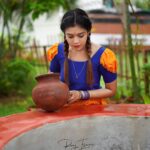 Dharsha Gupta Instagram – 🧡💙நம்மைநாமே செதுக்கிக்கொள்ள
உதவும் உளி இலக்கு தன்னம்பிக்கை
விடாமுயற்சி💙🧡
Pic- @raj_isaac_photography
Costume- @ashas_womens_collection @yara_designers