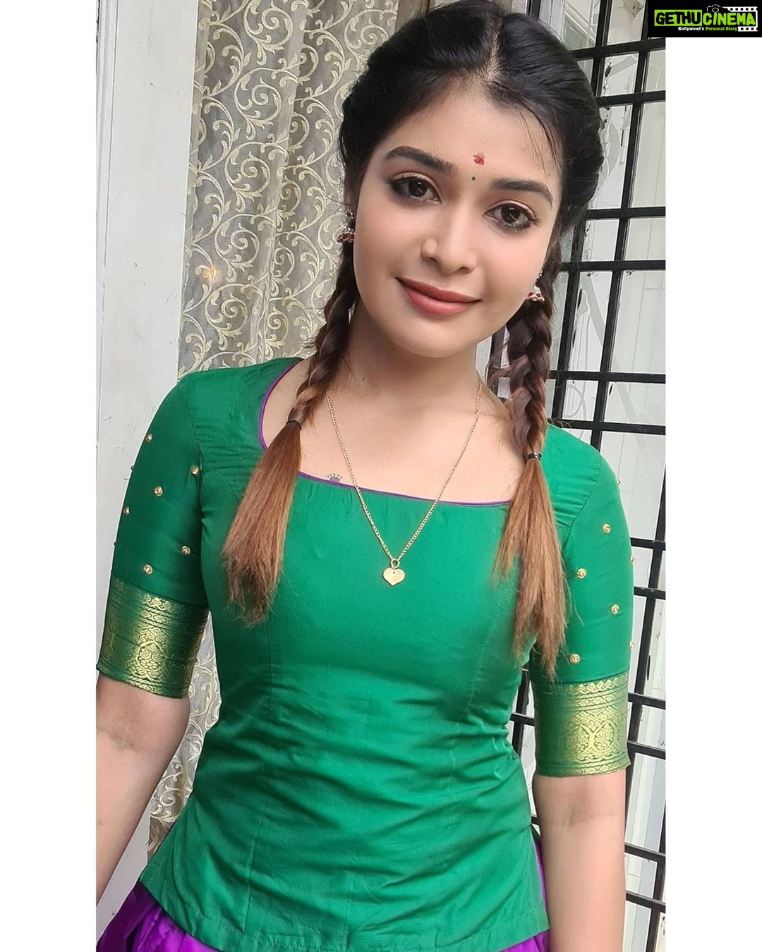 Dharsha Gupta Instagram - 💜💚எல்லாம் தெரியும் என்பவர்களை விட என்னால் முடியும் என்று முயற்சிப்பவரே வாழ்வில் ஜெயிக்கின்றார்💚💜 Costume- @kaavyareddycouturestudio