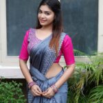 Dharsha Gupta Instagram – 💗💙ஓடும்போது விழுந்து விடுவோம் என்று நினைப்பவனை விட விழுந்தாலும் எழுந்து எழுந்து ஓடுவோம் என்று நினைப்பவனே வெற்றி பெறுவான்💙💗
Saree- @afsha_shopper 
Pic- @kavinjeyaraj