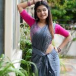Dharsha Gupta Instagram – 💗💙ஓடும்போது விழுந்து விடுவோம் என்று நினைப்பவனை விட விழுந்தாலும் எழுந்து எழுந்து ஓடுவோம் என்று நினைப்பவனே வெற்றி பெறுவான்💙💗
Saree- @afsha_shopper 
Pic- @kavinjeyaraj
