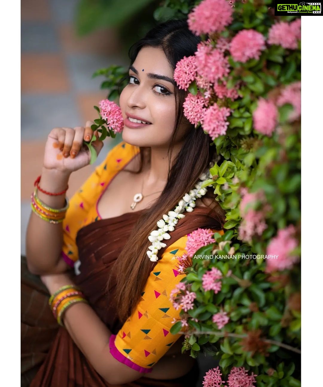 Dharsha Gupta Instagram - 💛🤎கனவுகள் எல்லாம் நனவாகும் நிறைய காயங்களுக்குப் பிறகு🤎💛 Hairstylist- @abirami.bl Costume- @be_fabulla_ Pic- @arvindkannanphotography