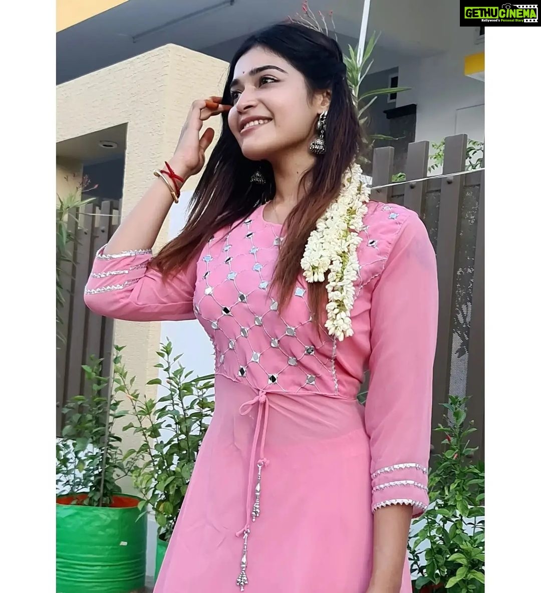 Dharsha Gupta Instagram - 💗கவலைப்படுவதால் எந்த பிரச்சினையும் தீரப்போவதில்லை அதை உற்சாகமாக எதிர்த்து போராடுங்கள்💗