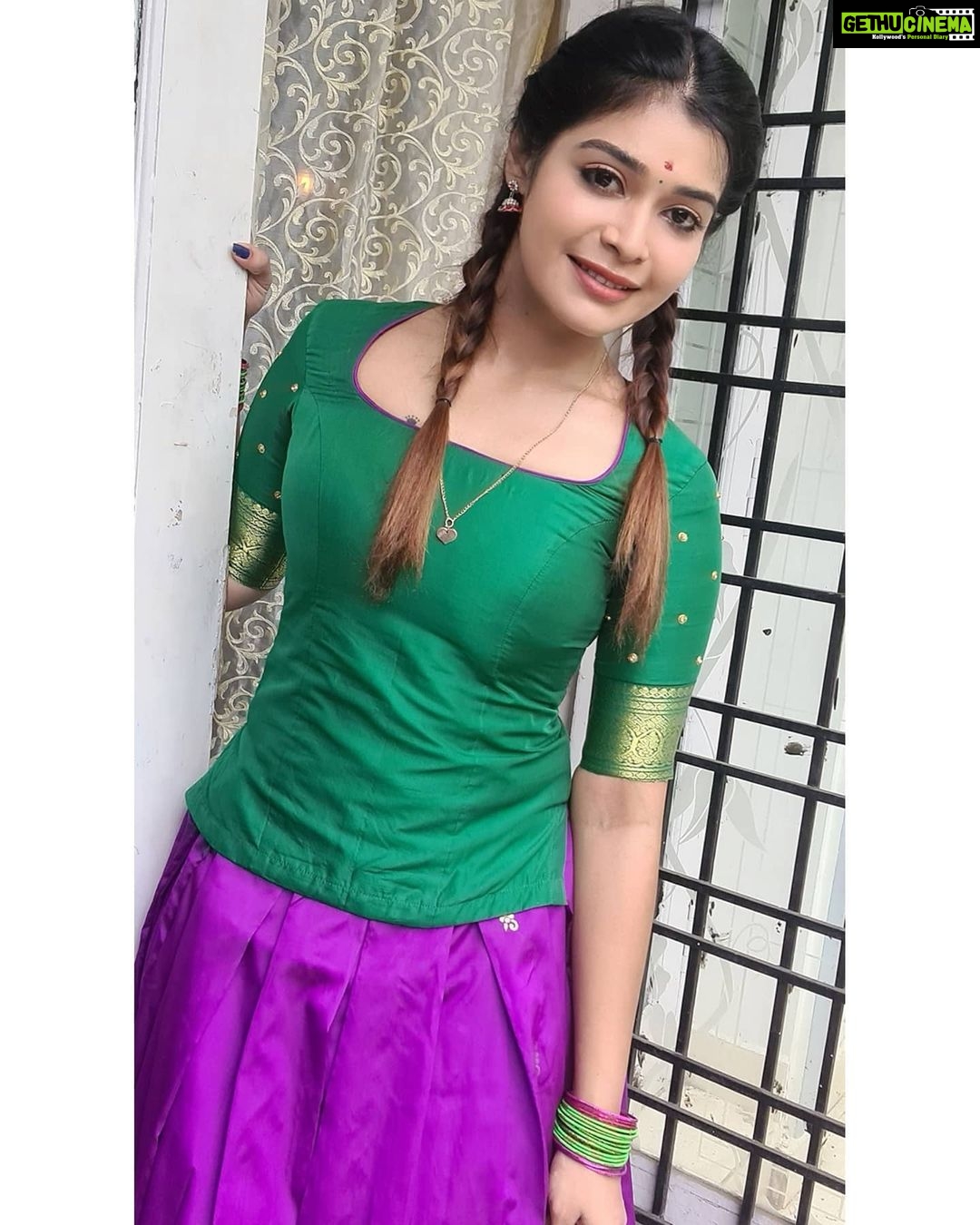 Dharsha Gupta Instagram - 💜💚எல்லாம் தெரியும் என்பவர்களை விட என்னால் முடியும் என்று முயற்சிப்பவரே வாழ்வில் ஜெயிக்கின்றார்💚💜 Costume- @kaavyareddycouturestudio