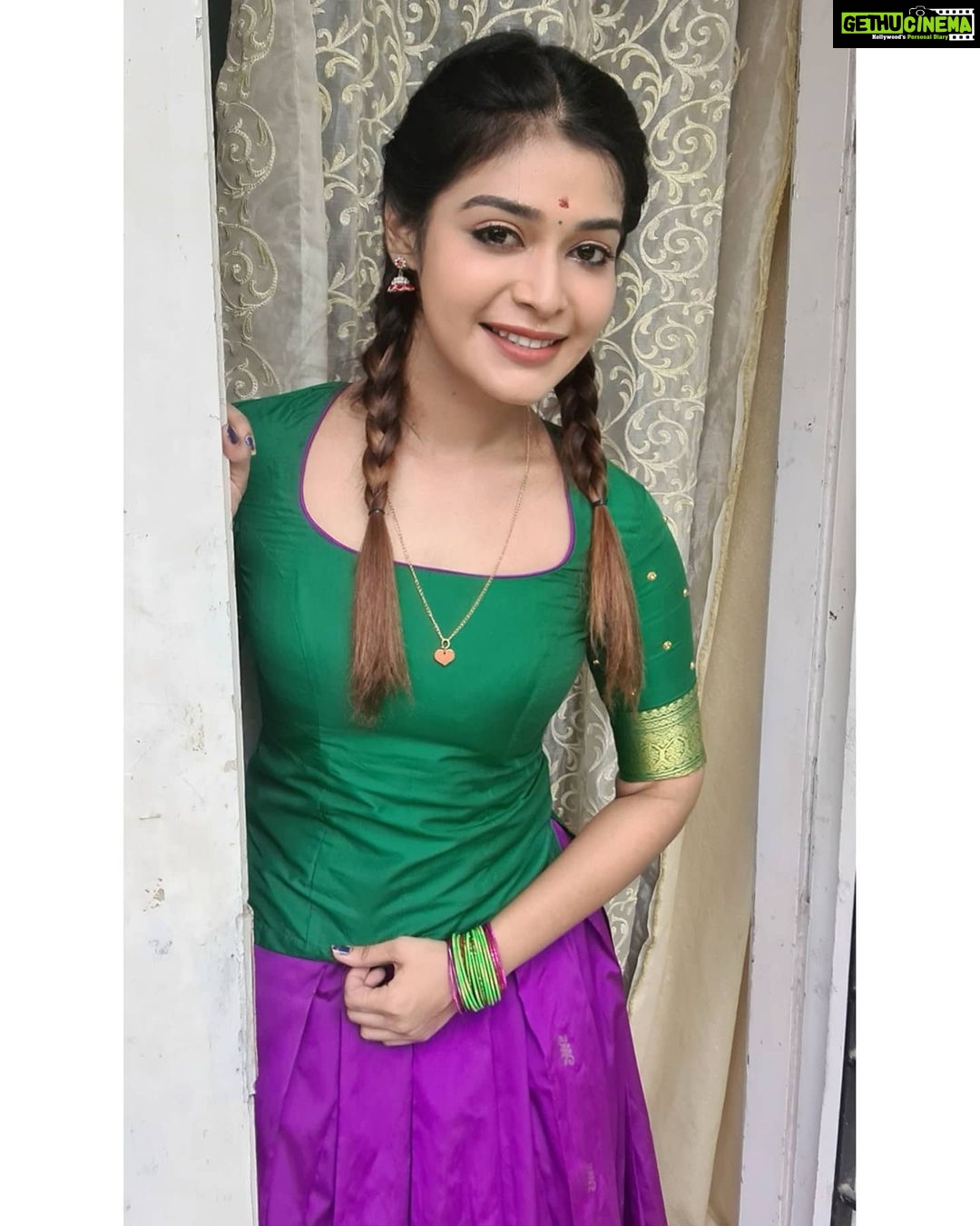 Dharsha Gupta Instagram - 💜💚எல்லாம் தெரியும் என்பவர்களை விட என்னால் முடியும் என்று முயற்சிப்பவரே வாழ்வில் ஜெயிக்கின்றார்💚💜 Costume- @kaavyareddycouturestudio