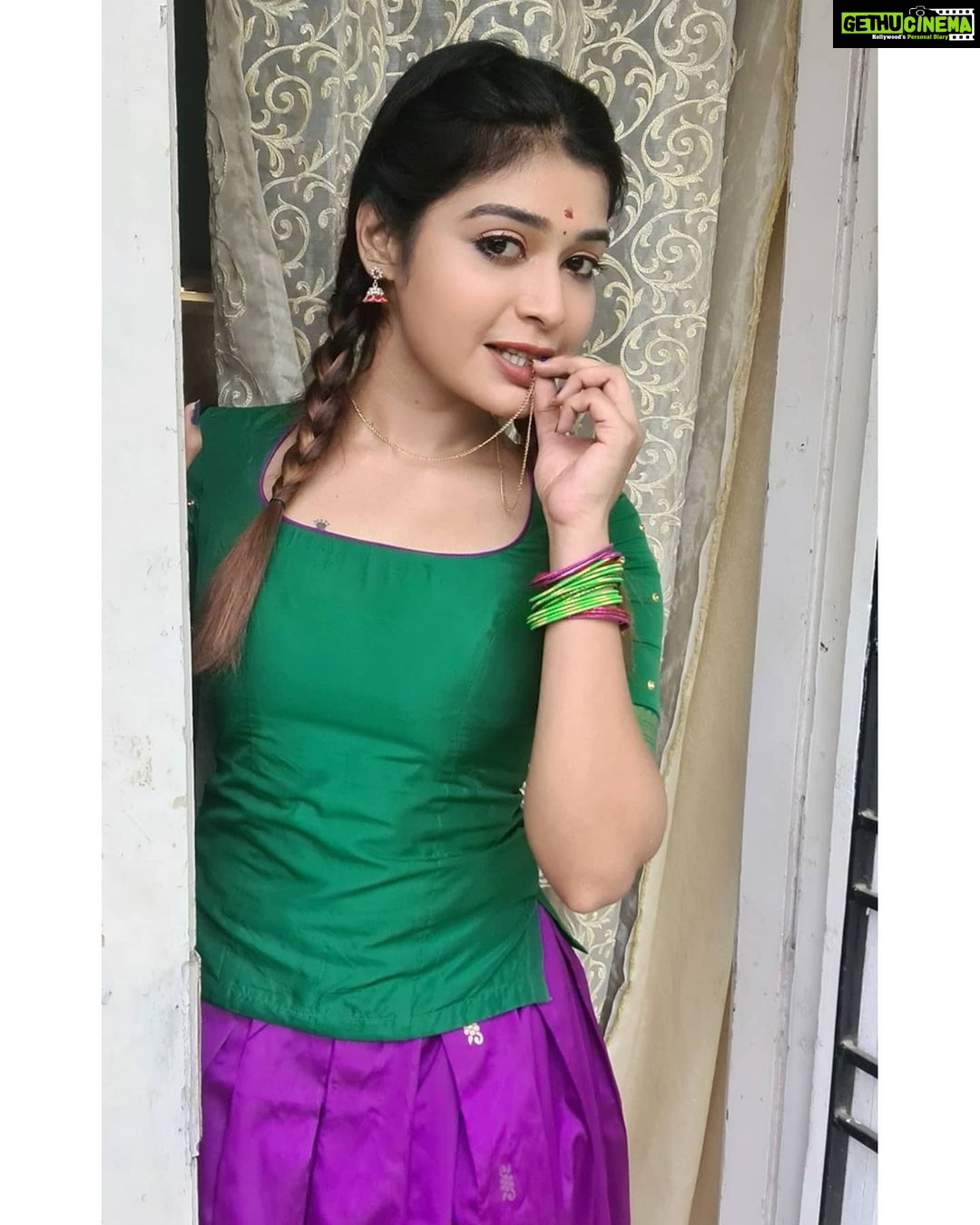 Dharsha Gupta Instagram - 💜💚எல்லாம் தெரியும் என்பவர்களை விட என்னால் முடியும் என்று முயற்சிப்பவரே வாழ்வில் ஜெயிக்கின்றார்💚💜 Costume- @kaavyareddycouturestudio