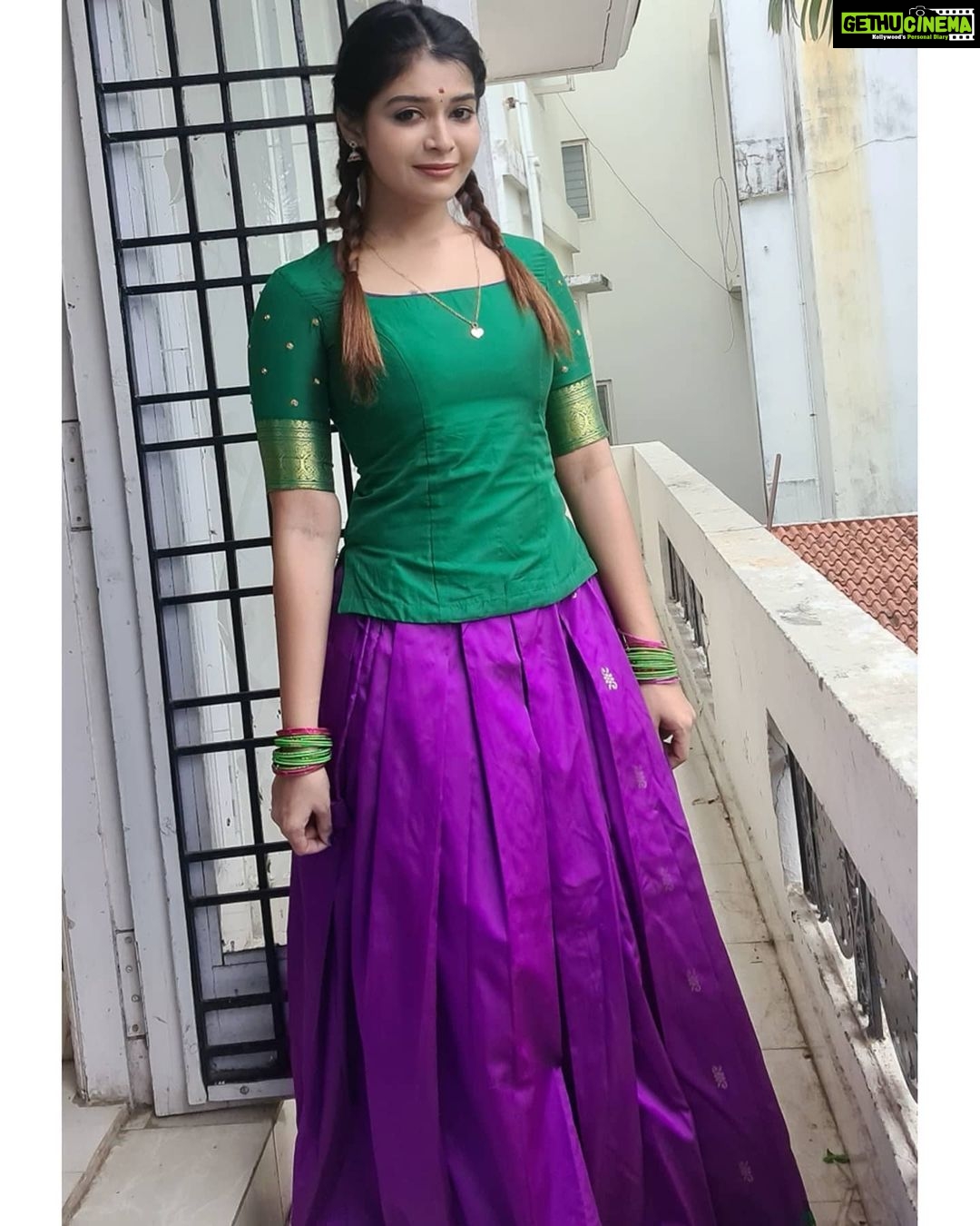 Dharsha Gupta Instagram - 💜💚எல்லாம் தெரியும் என்பவர்களை விட என்னால் முடியும் என்று முயற்சிப்பவரே வாழ்வில் ஜெயிக்கின்றார்💚💜 Costume- @kaavyareddycouturestudio