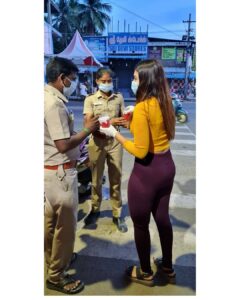 Dharsha Gupta Instagram - 🙏🙏கொரோனா பேரிடர் காலத்தில்  தங்களது உயிரைப் பற்றி கவலைப்படாமல் மக்களுக்காக சேவையாற்றும் காவல் துறையினருக்கு என்னுடன் இணைந்து உதவிய இவர்களுக்கு மனமார்ந்த நன்றிகள்🙏🙏 @archana_kumaar @nanjilvijayan
❤இச்சேவையை செய்ய என்னுடன் இணையுங்கள் @pasumai_iyakkam ❤