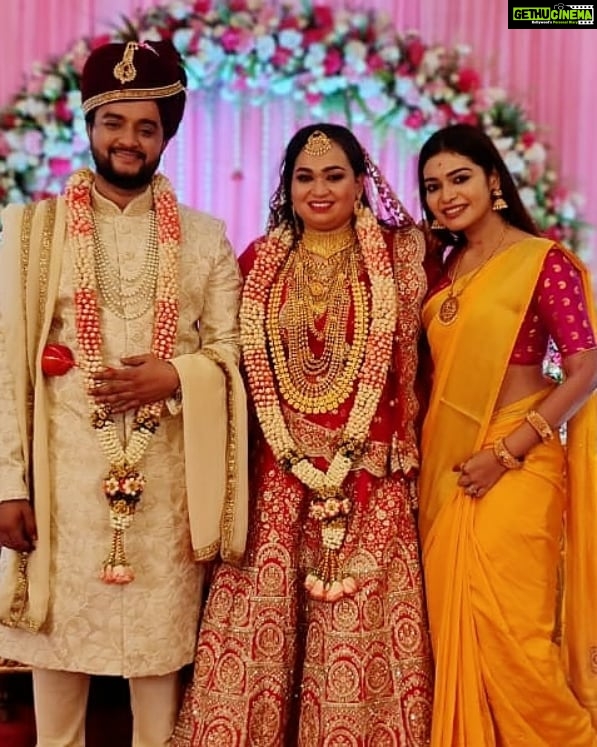 Dharsha Gupta Instagram - ❤இமை போல் வாழ்ந்து இமயம் போல் வளர்ந்து என்றும் இணைபிரியாமல் வாழ வாழ்த்துகிறோம்❤ ❤Wishing u a long & happy marriage❤ ❤May God bless u❤ @mansoorahamedsheriff @stalinadaisy