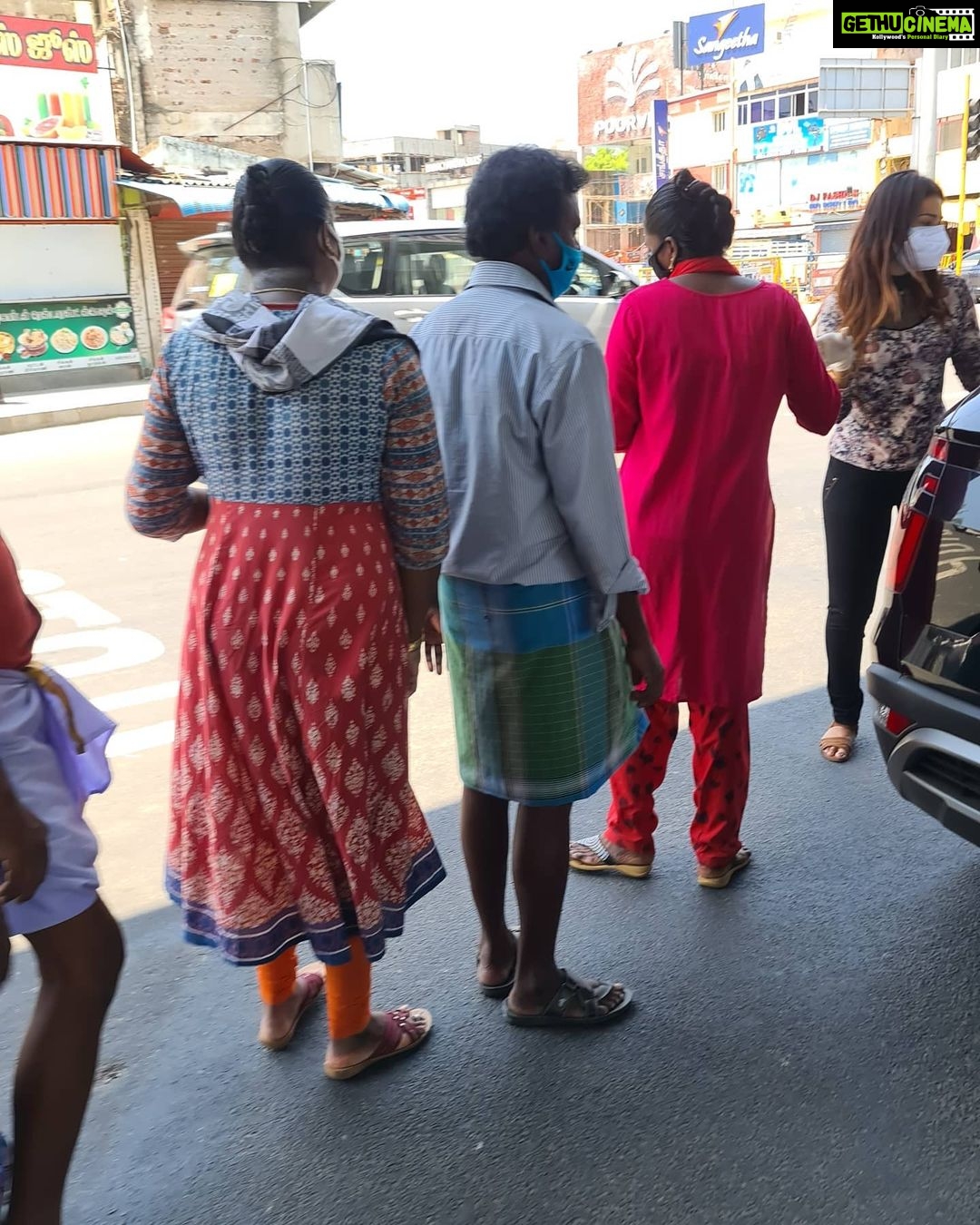 Dharsha Gupta Instagram - 🙏🙏கொரோனாவை விட கொடுமையானது பசியால் வாடும் இவர்களின் நிலைமை🙏🙏 🙏🙏உதவிக்கரம் நீட்டுவோம்🙏🙏