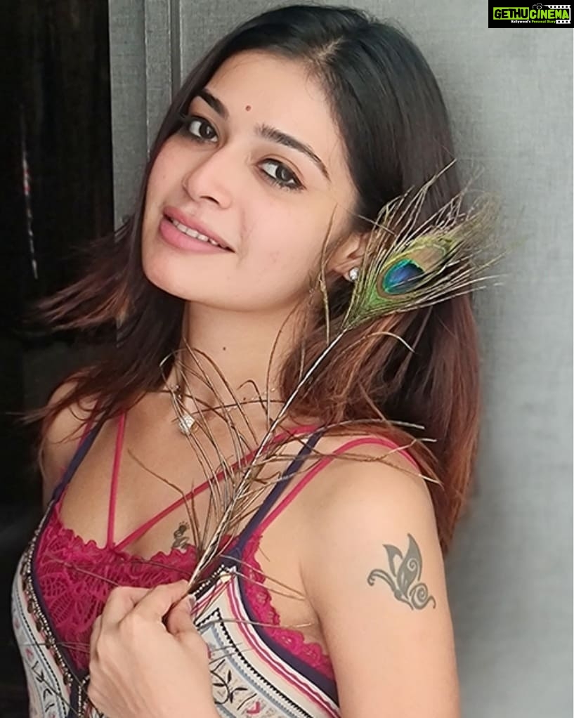 Dharsha Gupta Instagram - ❤Be the reason someone smiles. Be the reason someone feels loved and believes in the goodness in people❤