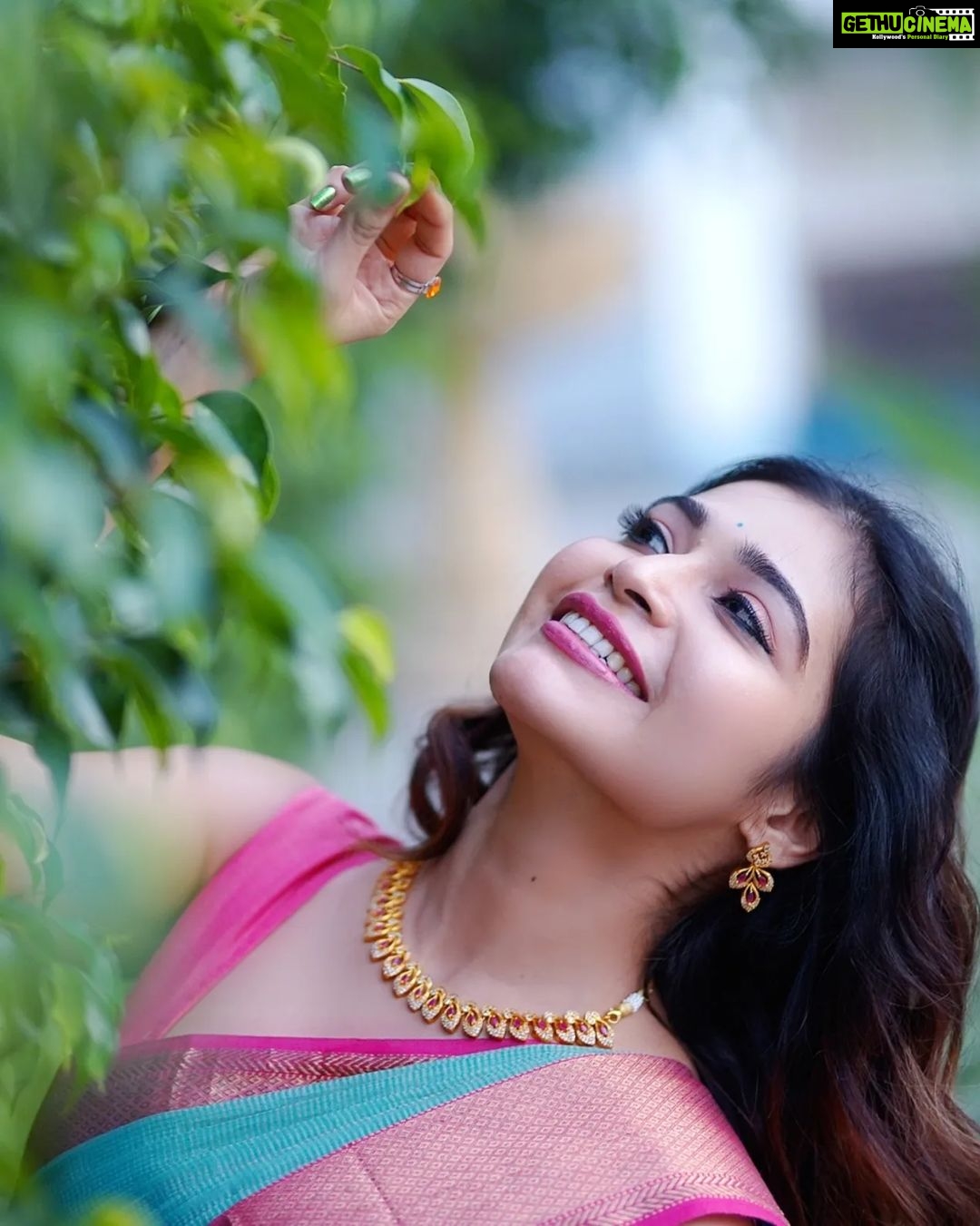 Dharsha Gupta Instagram - ๐๐The love you send into the world, you will find, is the love that returns to you๐๐ ๐๐Happy Sunday๐๐ Hairstyle- @tint_pro_artistry @rooba_hairstylist Saree - @thepallushop Blouse- @thugil_designs Jewelry- @chennai_jazz Pic- @shutterbugstudios_