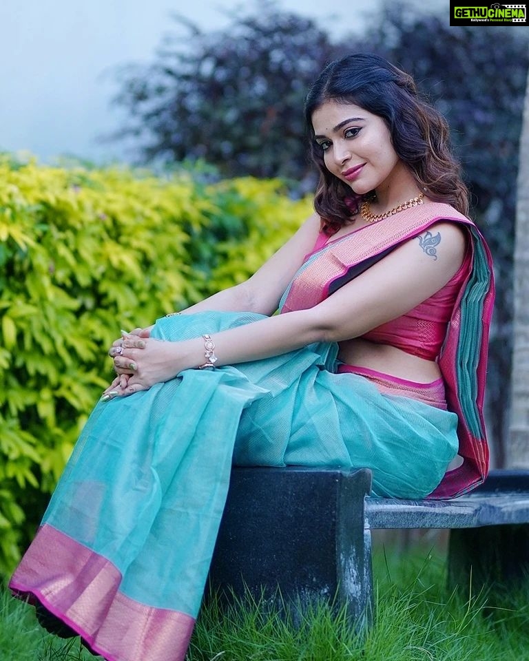 Dharsha Gupta Instagram - ๐๐The love you send into the world, you will find, is the love that returns to you๐๐ ๐๐Happy Sunday๐๐ Hairstyle- @tint_pro_artistry @rooba_hairstylist Saree - @thepallushop Blouse- @thugil_designs Jewelry- @chennai_jazz Pic- @shutterbugstudios_