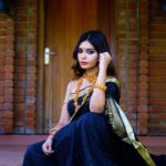 Dharsha Gupta Instagram - 🖤Attitude is a little thing that makes a big difference🖤 Team organized- @____r.e.g.i Sarre/Jewelry/M&H- @the_new_fashion_parlour @ramyamanickam17 Pc- @lensrajafotos @candy_clik_tamilan Location- @chilambu_pannaiveedu
