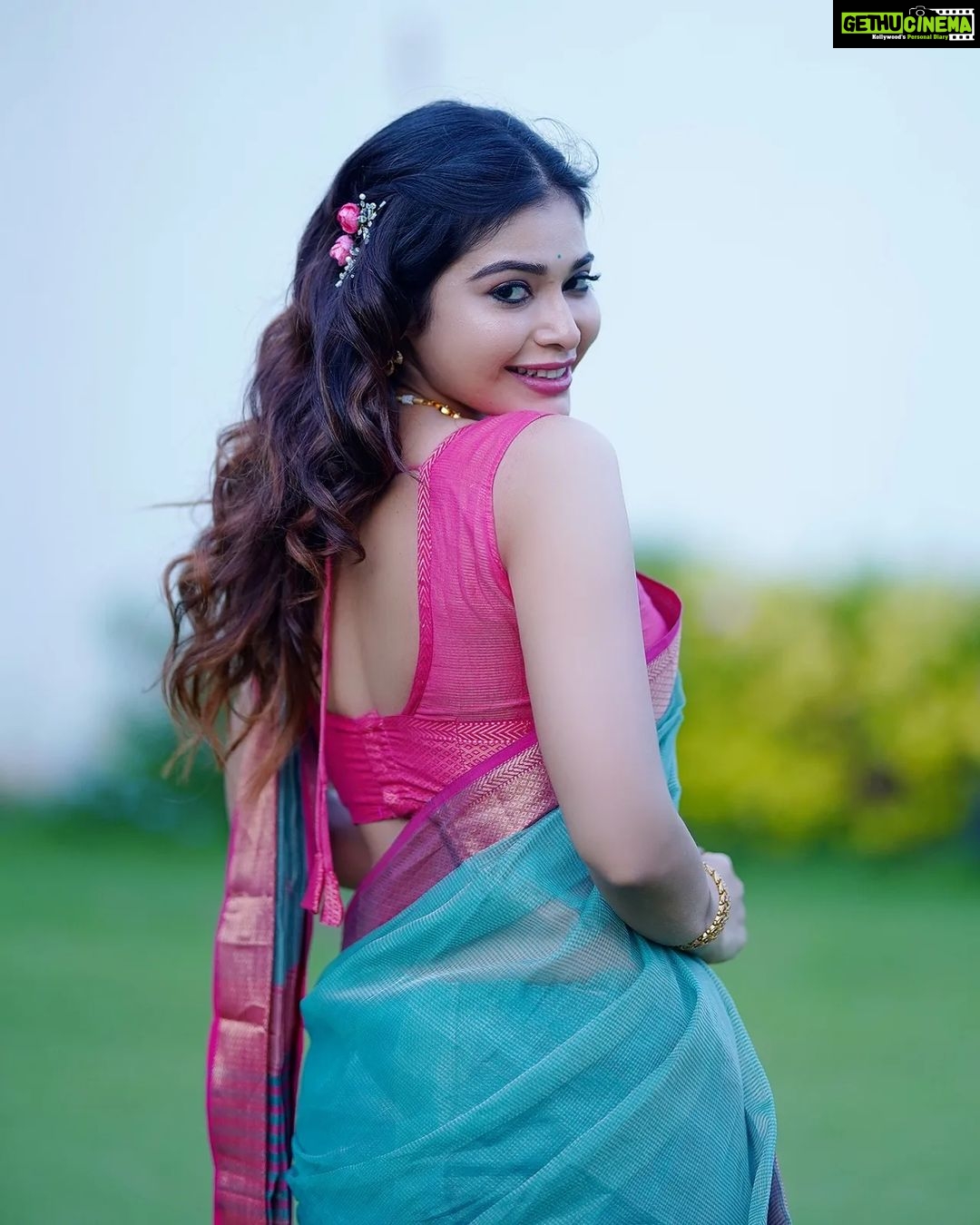 Dharsha Gupta Instagram - ๐๐The love you send into the world, you will find, is the love that returns to you๐๐ ๐๐Happy Sunday๐๐ Hairstyle- @tint_pro_artistry @rooba_hairstylist Saree - @thepallushop Blouse- @thugil_designs Jewelry- @chennai_jazz Pic- @shutterbugstudios_