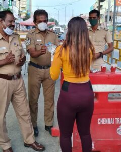 Dharsha Gupta Instagram - 🙏🙏கொரோனா பேரிடர் காலத்தில்  தங்களது உயிரைப் பற்றி கவலைப்படாமல் மக்களுக்காக சேவையாற்றும் காவல் துறையினருக்கு என்னுடன் இணைந்து உதவிய இவர்களுக்கு மனமார்ந்த நன்றிகள்🙏🙏 @archana_kumaar @nanjilvijayan
❤இச்சேவையை செய்ய என்னுடன் இணையுங்கள் @pasumai_iyakkam ❤