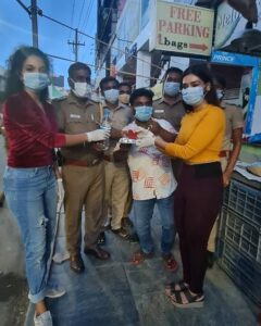 Dharsha Gupta Instagram - 🙏🙏கொரோனா பேரிடர் காலத்தில்  தங்களது உயிரைப் பற்றி கவலைப்படாமல் மக்களுக்காக சேவையாற்றும் காவல் துறையினருக்கு என்னுடன் இணைந்து உதவிய இவர்களுக்கு மனமார்ந்த நன்றிகள்🙏🙏 @archana_kumaar @nanjilvijayan
❤இச்சேவையை செய்ய என்னுடன் இணையுங்கள் @pasumai_iyakkam ❤