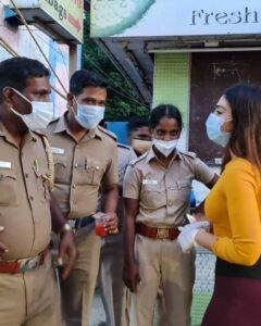 Dharsha Gupta Instagram - 🙏🙏கொரோனா பேரிடர் காலத்தில்  தங்களது உயிரைப் பற்றி கவலைப்படாமல் மக்களுக்காக சேவையாற்றும் காவல் துறையினருக்கு என்னுடன் இணைந்து உதவிய இவர்களுக்கு மனமார்ந்த நன்றிகள்🙏🙏 @archana_kumaar @nanjilvijayan
❤இச்சேவையை செய்ய என்னுடன் இணையுங்கள் @pasumai_iyakkam ❤