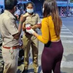 Dharsha Gupta Instagram – 🙏🙏கொரோனா பேரிடர் காலத்தில்  தங்களது உயிரைப் பற்றி கவலைப்படாமல் மக்களுக்காக சேவையாற்றும் காவல் துறையினருக்கு என்னுடன் இணைந்து உதவிய இவர்களுக்கு மனமார்ந்த நன்றிகள்🙏🙏 @archana_kumaar @nanjilvijayan
❤இச்சேவையை செய்ய என்னுடன் இணையுங்கள் @pasumai_iyakkam ❤
