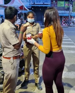Dharsha Gupta Instagram - 🙏🙏கொரோனா பேரிடர் காலத்தில்  தங்களது உயிரைப் பற்றி கவலைப்படாமல் மக்களுக்காக சேவையாற்றும் காவல் துறையினருக்கு என்னுடன் இணைந்து உதவிய இவர்களுக்கு மனமார்ந்த நன்றிகள்🙏🙏 @archana_kumaar @nanjilvijayan
❤இச்சேவையை செய்ய என்னுடன் இணையுங்கள் @pasumai_iyakkam ❤
