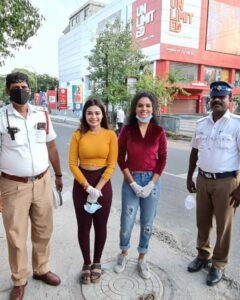 Dharsha Gupta Instagram - 🙏🙏கொரோனா பேரிடர் காலத்தில்  தங்களது உயிரைப் பற்றி கவலைப்படாமல் மக்களுக்காக சேவையாற்றும் காவல் துறையினருக்கு என்னுடன் இணைந்து உதவிய இவர்களுக்கு மனமார்ந்த நன்றிகள்🙏🙏 @archana_kumaar @nanjilvijayan
❤இச்சேவையை செய்ய என்னுடன் இணையுங்கள் @pasumai_iyakkam ❤
