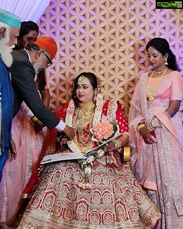 Dharsha Gupta Instagram - ❤இமை போல் வாழ்ந்து இமயம் போல் வளர்ந்து என்றும் இணைபிரியாமல் வாழ வாழ்த்துகிறோம்❤ ❤Wishing u a long & happy marriage❤ ❤May God bless u❤ @mansoorahamedsheriff @stalinadaisy