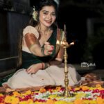 Dharsha Gupta Instagram – 🪔நாம் விரும்பியது எல்லாம் கிடைத்து, மன நிம்மதியும் சந்தோஷமும் கிடைக்க இனிய தமிழ் புத்தாண்டு வாழ்த்துக்கள்🪔
Hairstylist- @mani_stylist_
Costume- @ivalinmabia
Pic- @sathish_photography49