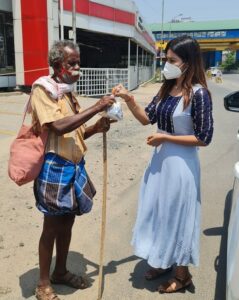 Dharsha Gupta Instagram - 🙏🙏🙏சாலை ஓரத்தில் 
உதவும் கரங்களை எதிர்ப்பார்த்துக் காத்து கொண்டிருக்கும் இவர்களுக்கு 
சுயமாக நாம் முன்வந்து  உதவவில்லை என்றால்?.. வேறு யார் உதவுவார்கள்?... உதவுங்கள்🙏🙏🙏
உங்களால் முடிந்த உதவியை செய்யுங்கள்🙏🙏🙏
