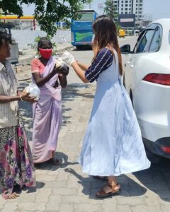 Dharsha Gupta Instagram - 🙏🙏🙏சாலை ஓரத்தில் 
உதவும் கரங்களை எதிர்ப்பார்த்துக் காத்து கொண்டிருக்கும் இவர்களுக்கு 
சுயமாக நாம் முன்வந்து  உதவவில்லை என்றால்?.. வேறு யார் உதவுவார்கள்?... உதவுங்கள்🙏🙏🙏
உங்களால் முடிந்த உதவியை செய்யுங்கள்🙏🙏🙏
