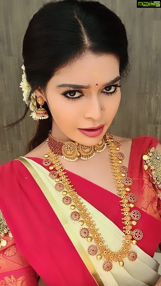 Dharsha Gupta Instagram - ❤🤍 Blouse & set saree- @the_udai_vandi @dorothyjai