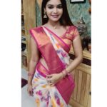 Dharsha Gupta Instagram – 💗🤍Promise yourself to forgive everyone, love everyone, and judge no one🤍💗
Saree- @trendies_attire