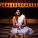 Dharsha Gupta Instagram – 🤍 🧡புத்தாண்டில்
புதிய சிந்தனை
புதிய முயற்சி
புதிய எண்ணங்கள் பூக்கட்டும்
நட்புகளுக்கும்
சொந்தங்களுக்கும்
தமிழ் இனத்துக்கும்
உயிரோடு இணைந்த
அனைத்து தமிழ் உறவுகளுக்கும்
இனிய புத்தாண்டு நல்வாழ்த்துக்கள்🧡🤍
🤍🧡Happy vishu🧡🤍
Jewelry- @aryma_online_store
Pic- @thebliss_studios