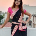 Dharsha Gupta Instagram - 💗🖤Keep your eyes on the stars, and your feet on the ground🖤💗 Saree- @nyrafashionsss Blouse- @be_fabulla_