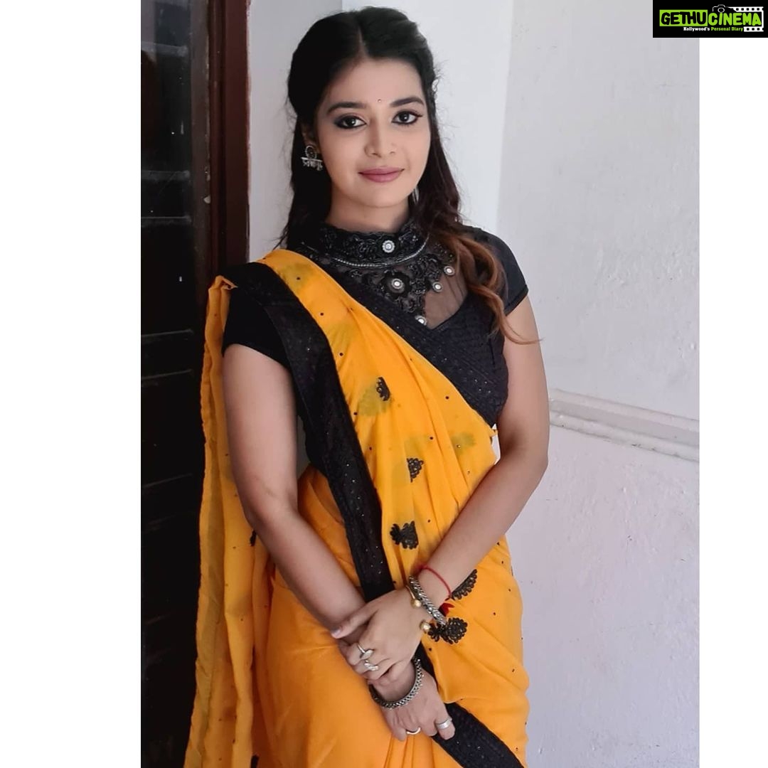 Dharsha Gupta Instagram - 💛🖤We generate fears while we sit. We overcome them by action🖤💛