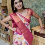 Dharsha Gupta Instagram – 💗🤍Promise yourself to forgive everyone, love everyone, and judge no one🤍💗
Saree- @trendies_attire