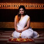 Dharsha Gupta Instagram – 🤍 🧡புத்தாண்டில்
புதிய சிந்தனை
புதிய முயற்சி
புதிய எண்ணங்கள் பூக்கட்டும்
நட்புகளுக்கும்
சொந்தங்களுக்கும்
தமிழ் இனத்துக்கும்
உயிரோடு இணைந்த
அனைத்து தமிழ் உறவுகளுக்கும்
இனிய புத்தாண்டு நல்வாழ்த்துக்கள்🧡🤍
🤍🧡Happy vishu🧡🤍
Jewelry- @aryma_online_store
Pic- @thebliss_studios