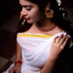 Dharsha Gupta Instagram – 🤍 🧡புத்தாண்டில்
புதிய சிந்தனை
புதிய முயற்சி
புதிய எண்ணங்கள் பூக்கட்டும்
நட்புகளுக்கும்
சொந்தங்களுக்கும்
தமிழ் இனத்துக்கும்
உயிரோடு இணைந்த
அனைத்து தமிழ் உறவுகளுக்கும்
இனிய புத்தாண்டு நல்வாழ்த்துக்கள்🧡🤍
🤍🧡Happy vishu🧡🤍
Jewelry- @aryma_online_store
Pic- @thebliss_studios