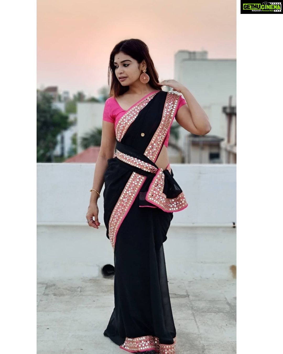 Dharsha Gupta Instagram - 💗🖤Keep your eyes on the stars, and your feet on the ground🖤💗 Saree- @nyrafashionsss Blouse- @be_fabulla_