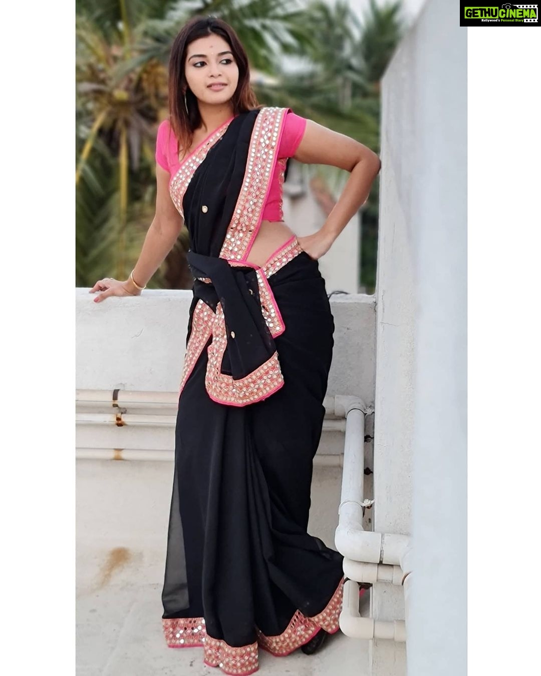 Dharsha Gupta Instagram - 💗🖤Keep your eyes on the stars, and your feet on the ground🖤💗 Saree- @nyrafashionsss Blouse- @be_fabulla_