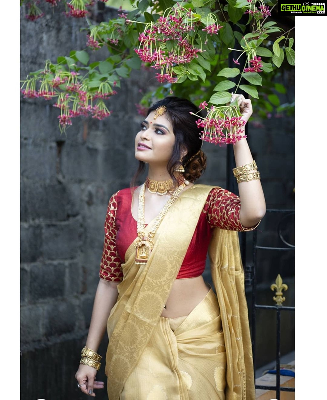 Dharsha Gupta Instagram - ❤💛Success consists of getting up just one more time than you fall💛❤ ❤💛The famous 57 year old brand Kalyani Covering is now online as @kalyanicovering in Instagram! No matter where you are, text them and their store staff will walk you through the entire store virtually and you can pick up your favourite jewelry! I love my jewels from Kalyani Covering! Kalyani Covering in T.Nagar, Mogappair and Velachery. Beautiful golden tissue saree by : @n.parvathy_silks . Check out their instagram page or app for more saree collection💛❤ Makeup & Hairstyle- @malki_natasha Pic - @baranianand