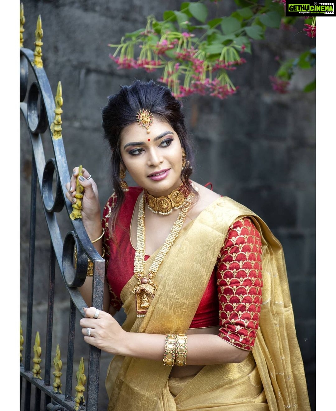 Dharsha Gupta Instagram - ❤💛Success consists of getting up just one more time than you fall💛❤ ❤💛The famous 57 year old brand Kalyani Covering is now online as @kalyanicovering in Instagram! No matter where you are, text them and their store staff will walk you through the entire store virtually and you can pick up your favourite jewelry! I love my jewels from Kalyani Covering! Kalyani Covering in T.Nagar, Mogappair and Velachery. Beautiful golden tissue saree by : @n.parvathy_silks . Check out their instagram page or app for more saree collection💛❤ Makeup & Hairstyle- @malki_natasha Pic - @baranianand