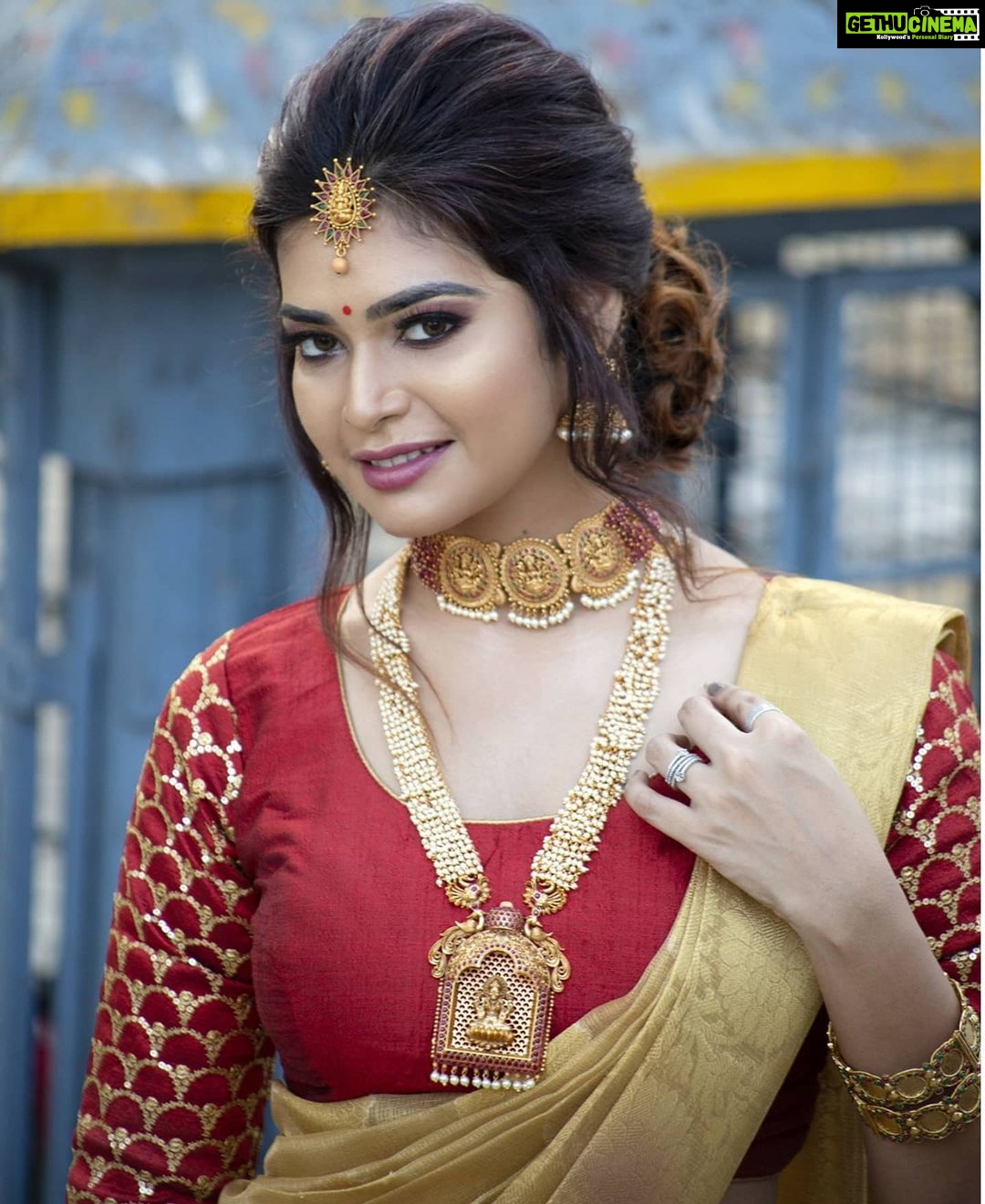 Dharsha Gupta Instagram - ❤💛Success consists of getting up just one more time than you fall💛❤ ❤💛The famous 57 year old brand Kalyani Covering is now online as @kalyanicovering in Instagram! No matter where you are, text them and their store staff will walk you through the entire store virtually and you can pick up your favourite jewelry! I love my jewels from Kalyani Covering! Kalyani Covering in T.Nagar, Mogappair and Velachery. Beautiful golden tissue saree by : @n.parvathy_silks . Check out their instagram page or app for more saree collection💛❤ Makeup & Hairstyle- @malki_natasha Pic - @baranianand